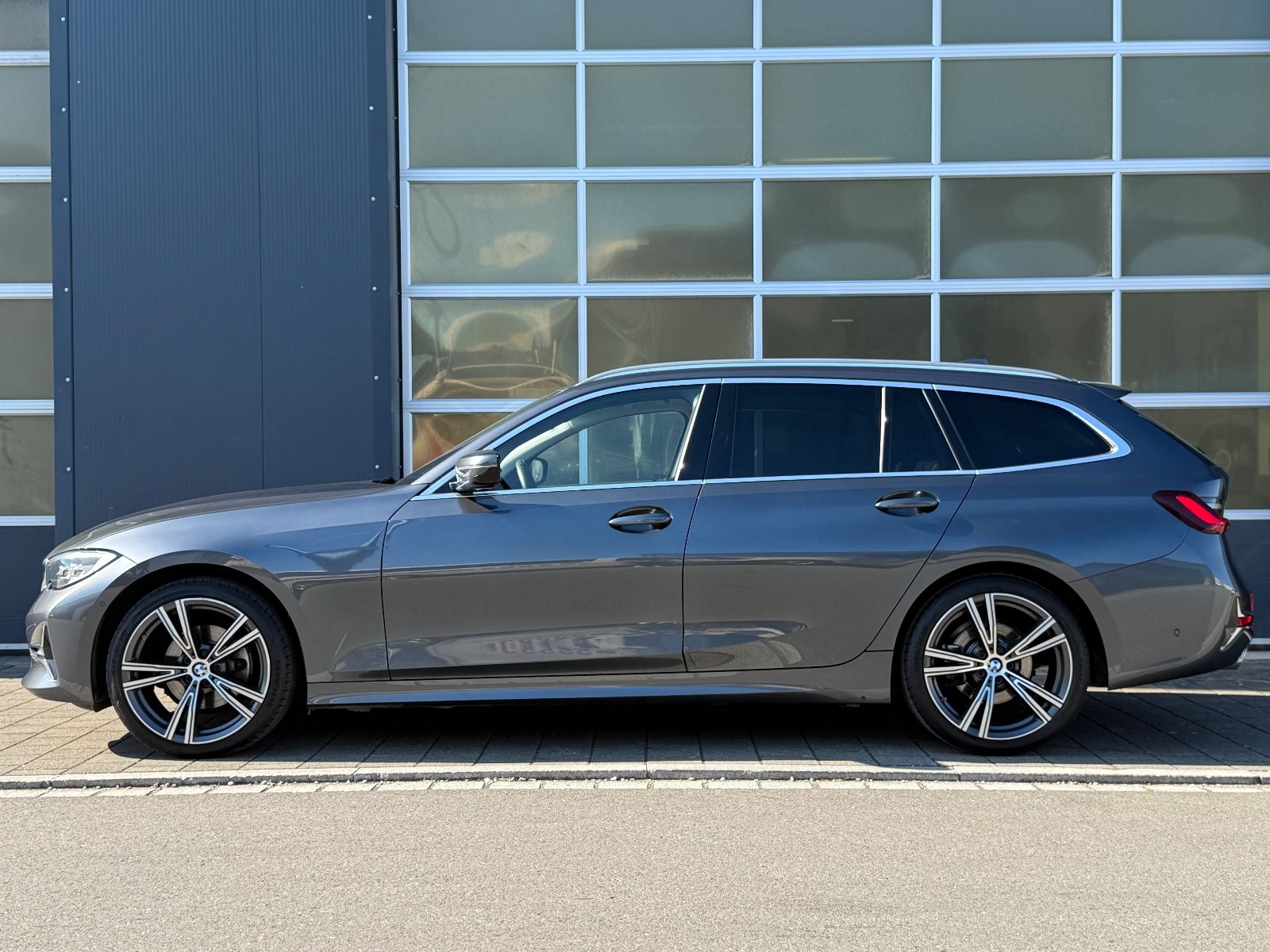 BMW 320 d xDrive LUXURY - Samsaru's Car Outlet