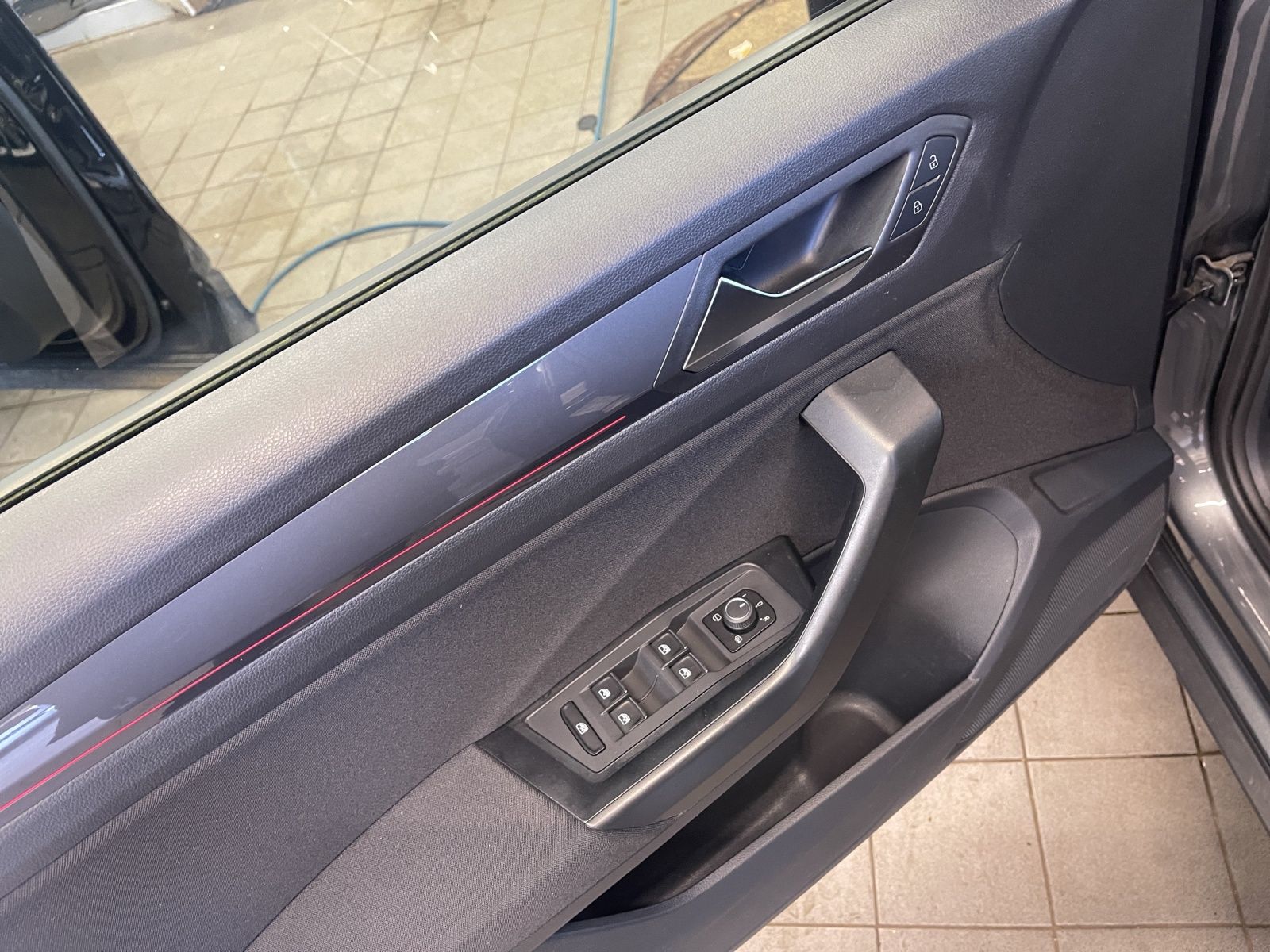 Volkswagen T-Roc 2.0 TDI Sport - Samsaru's Car Outlet