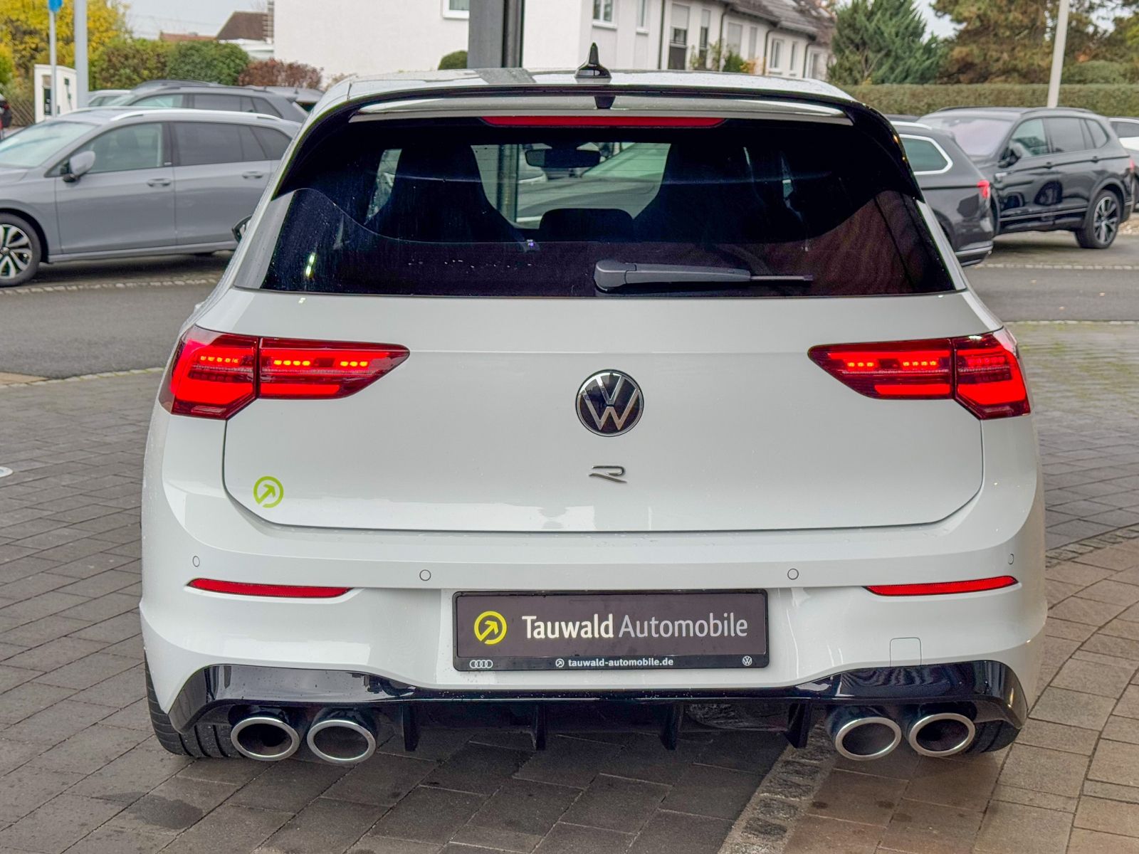 Volkswagen Golf VIII R 2.0 TSI DSG - Samsaru's Car Outlet