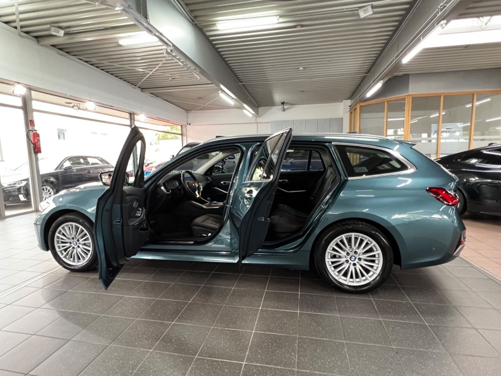 BMW 330e Touring Luxury Line - Samsaru's Car Outlet