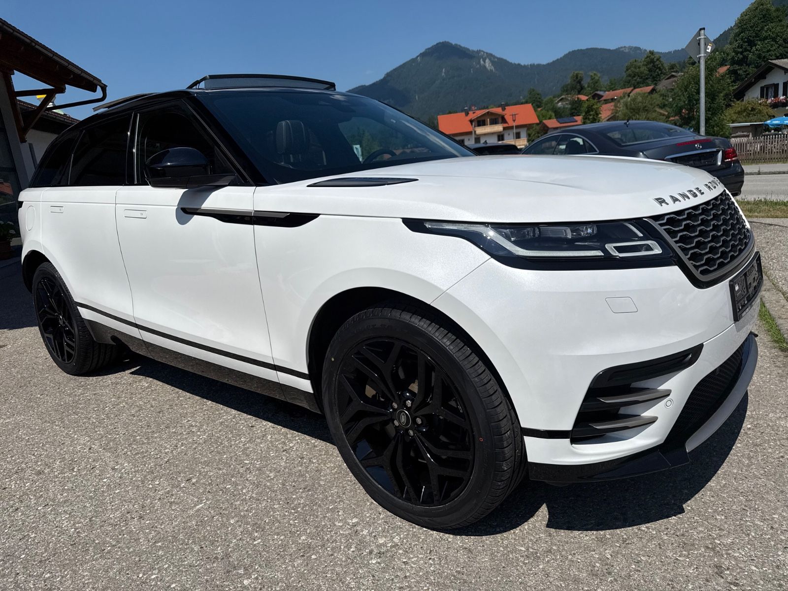 Range Rover Velar D300 Auric Edition - Samsaru's Car Outlet