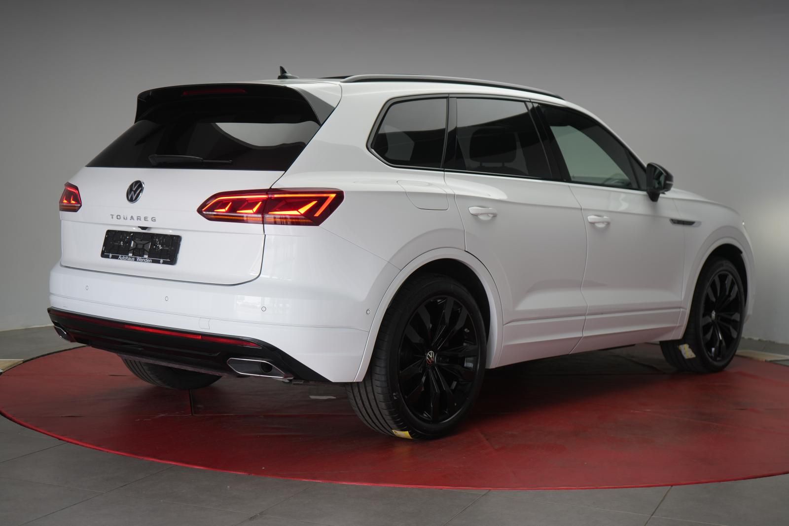 Volkswagen Touareg 3.0 V6 TDI 4Motion R line - Samsaru's Car Outlet