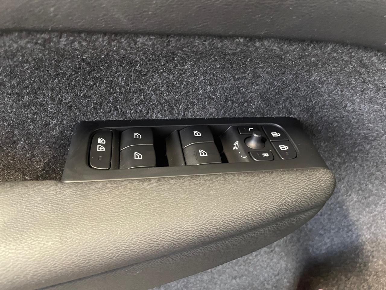 Volvo XC 40 T4 2WD Plus Bright Plug-In NAVI+LED+AHK