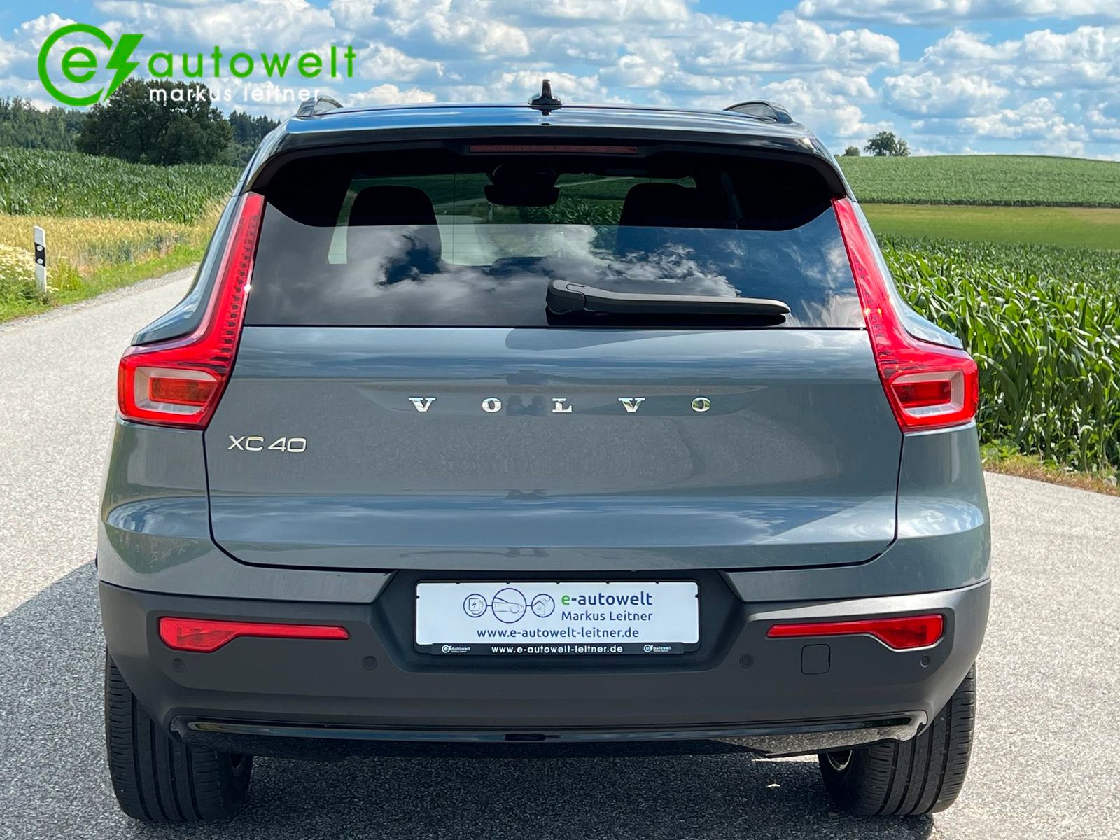 Volvo XC40 Recharge P8 AWD R-Design - Samsaru's Car Outlet