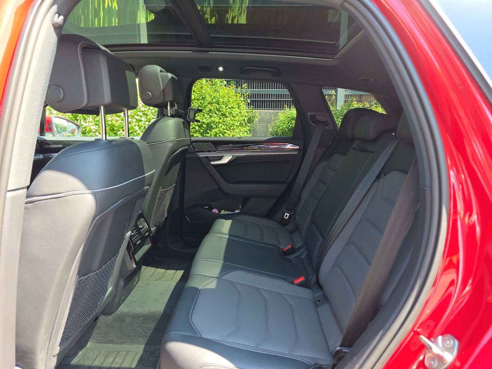 Volkswagen Touareg 3.0 TDI 4Motion R-Line - Samsaru's Car Outlet