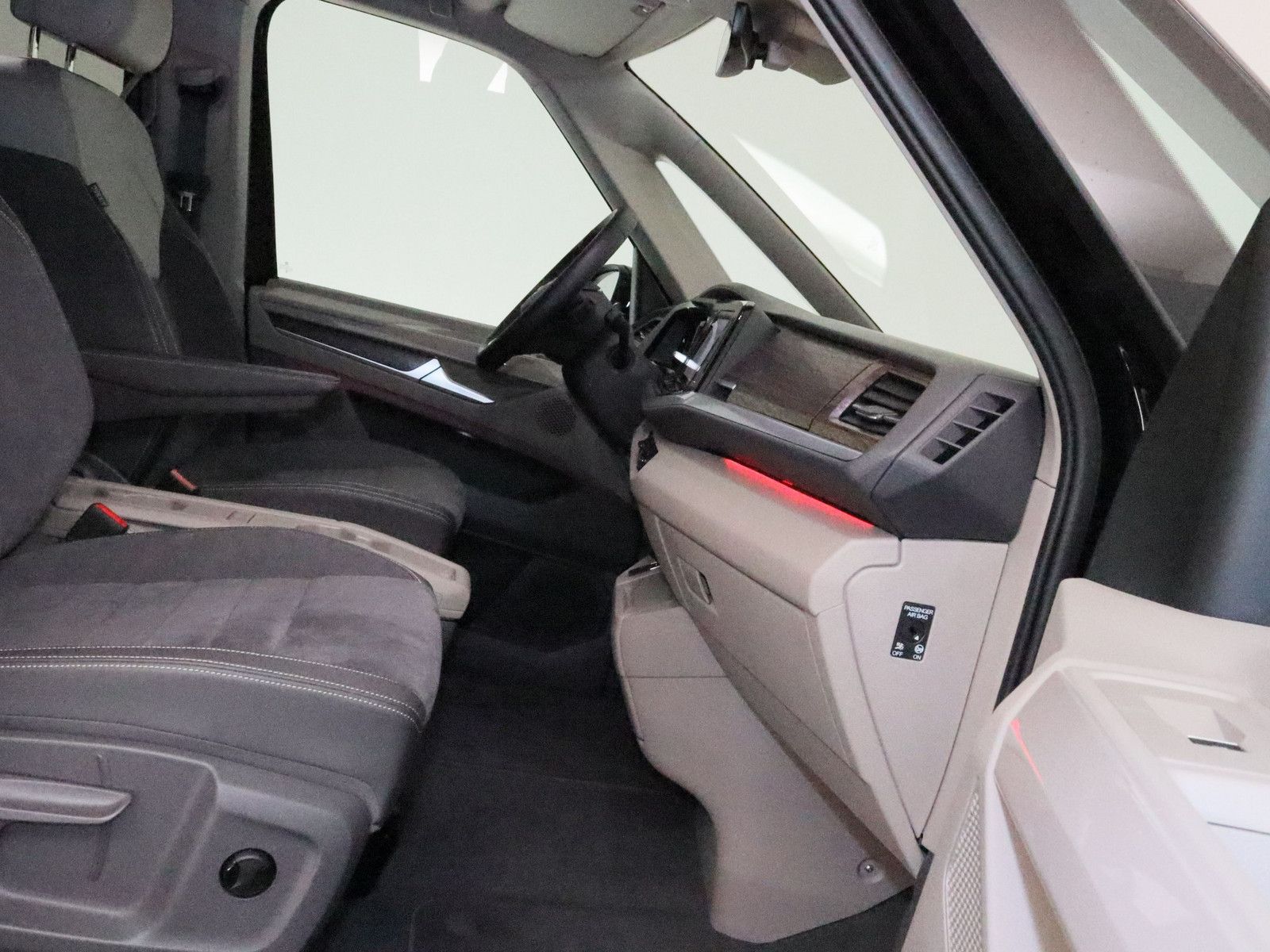 Volkswagen T7 Multivan 2.0 TDI Style - Samsaru's Car Outlet