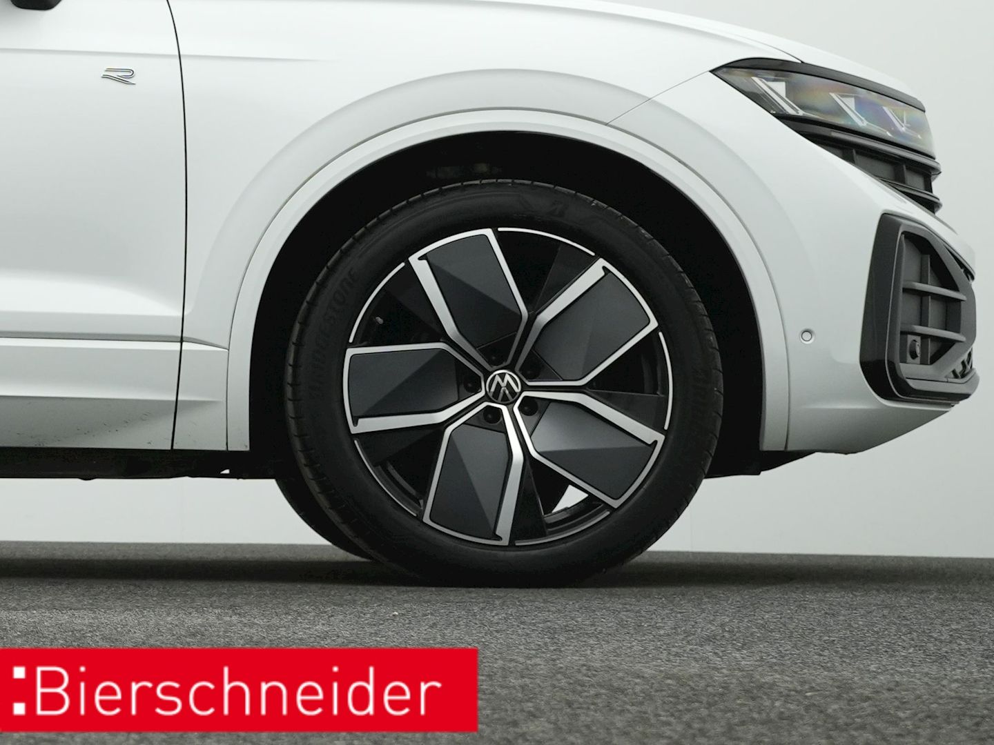 Volkswagen Touareg 3.0 TDI R-line BLACK-STYLE - Samsaru's Car Outlet
