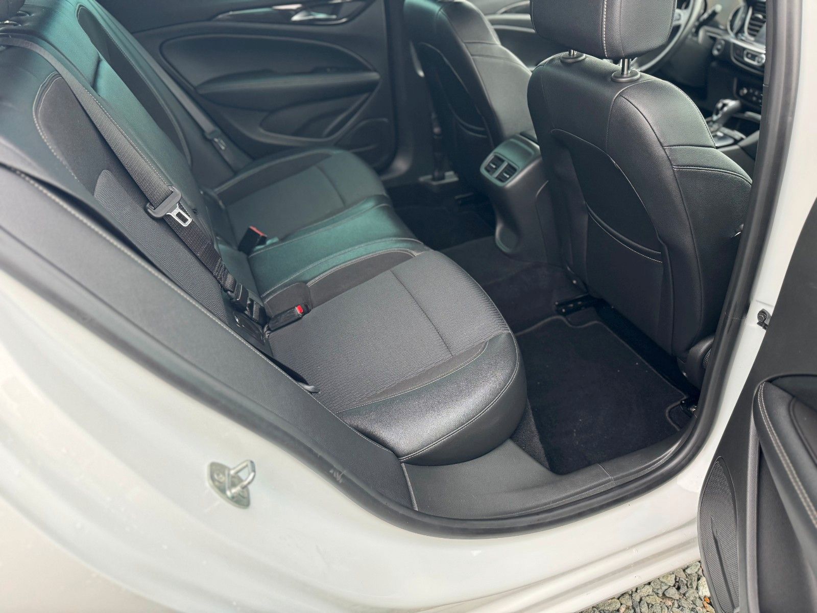 Opel Insignia Sports Tourer Elegance 2.0D - Samsaru's Car Outlet