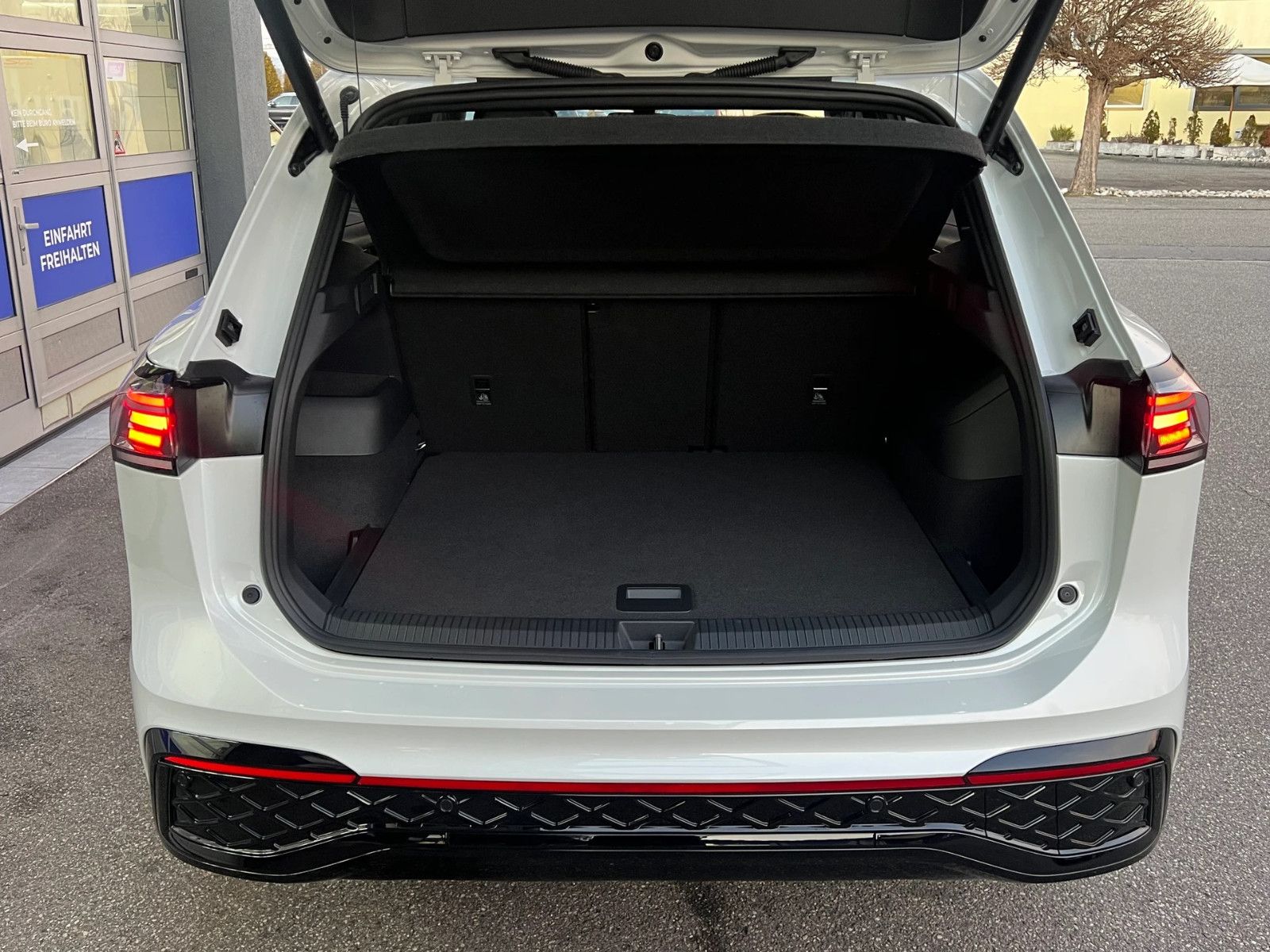 Volkswagen Tiguan TDI R-Line AHK 20Z Area Black Leder Pano