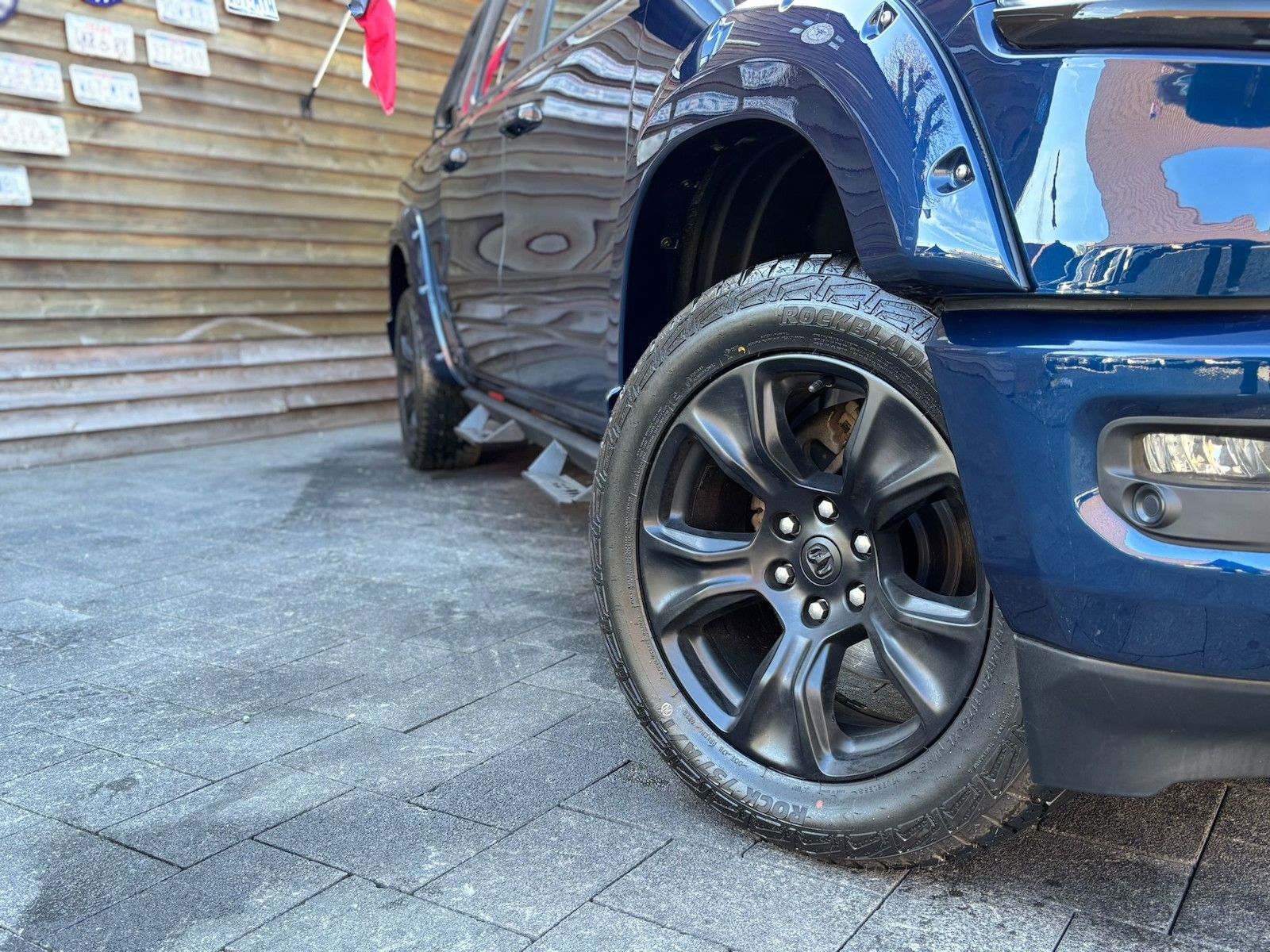Dodge RAM 1500 Laramie 5,7L 4x4 AHK 12´´LED H&K LPG