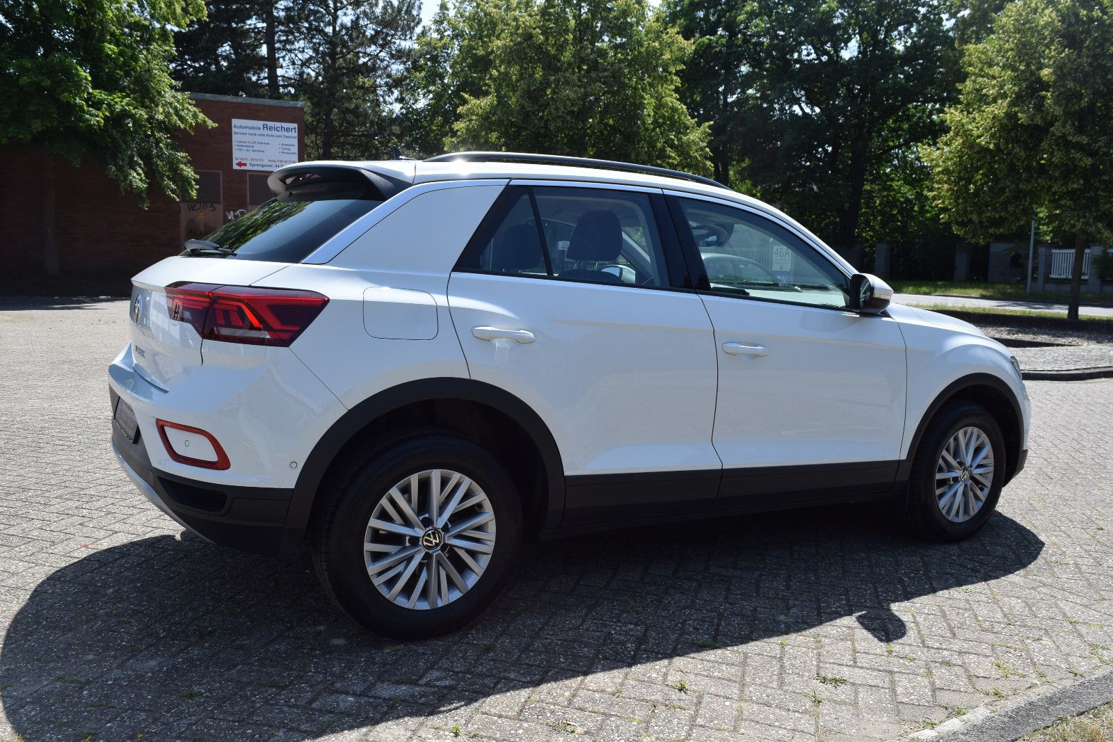Volkswagen T-Roc Life - Samsaru's Car Outlet