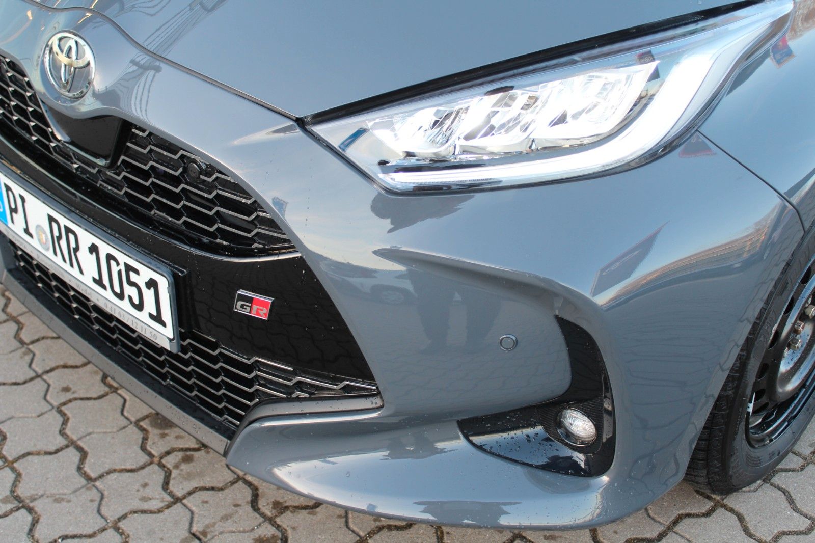 Toyota Yaris Hybrid GR Sport*LED*PDC*KAMERA*HEAD-UP*JBL