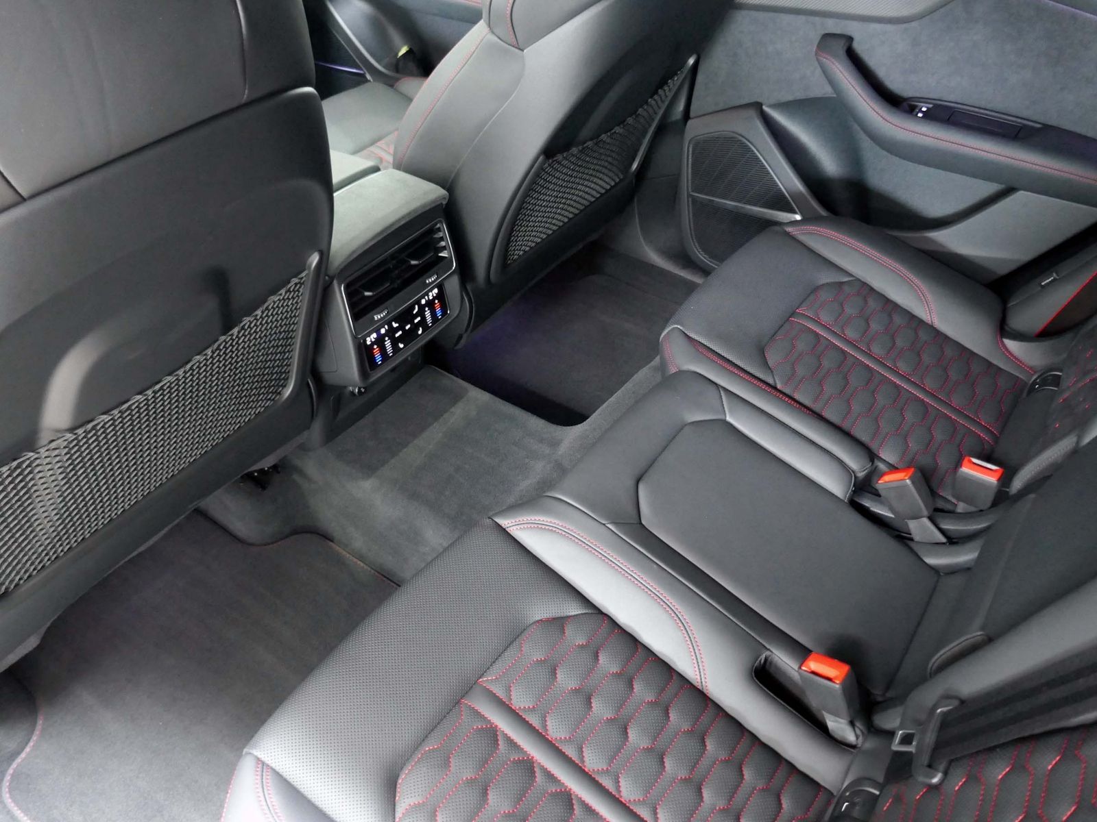 Audi RS Q8 quattro 4.0 V8 441 kW | LED RFK AHK Navi