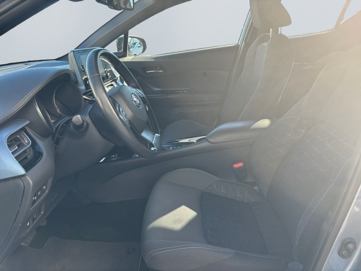Toyota C-HR 2.0 Hybrid Team - Samsaru's Car Outlet