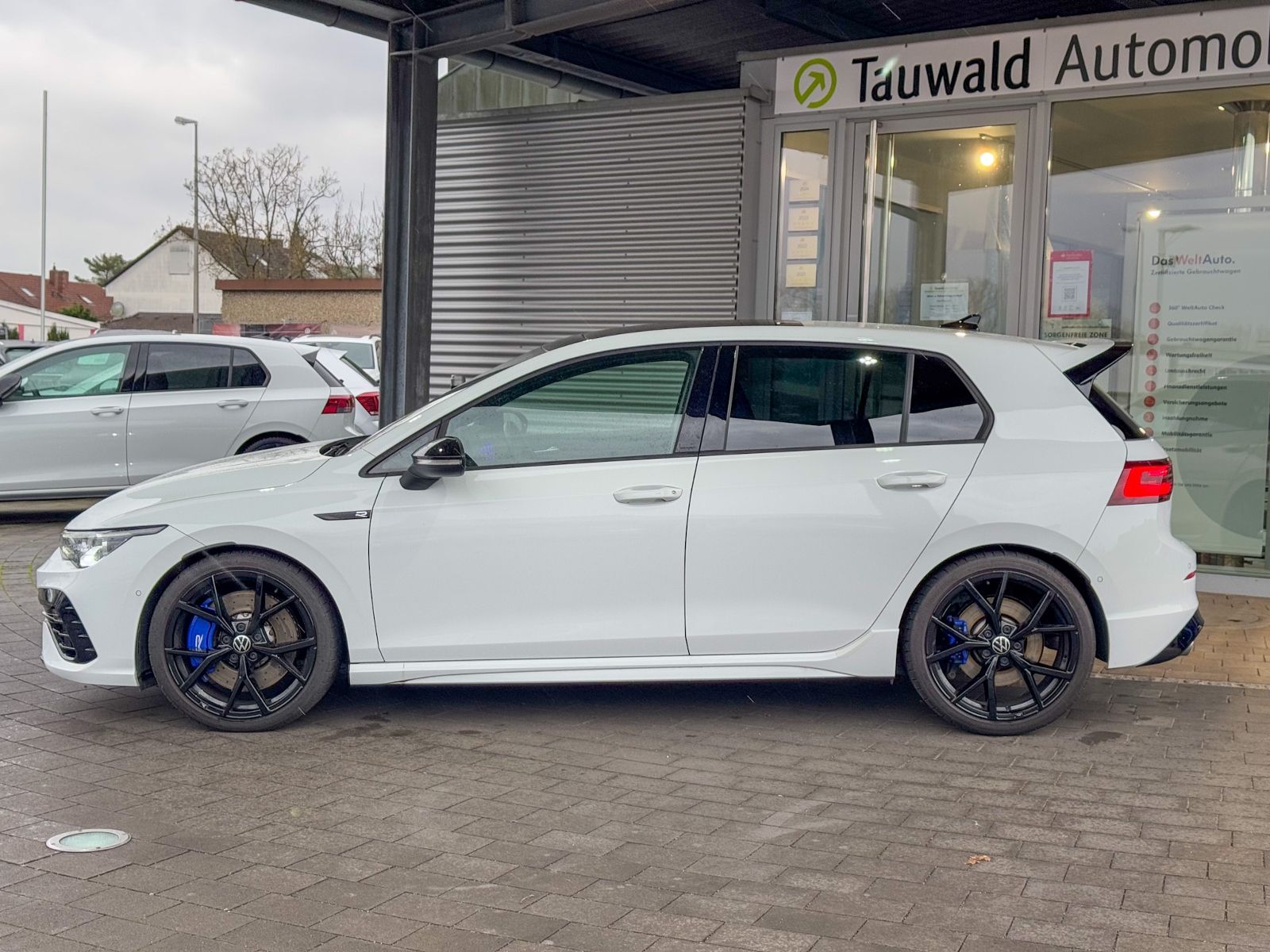 Volkswagen Golf VIII R 2.0 TSI DSG - Samsaru's Car Outlet