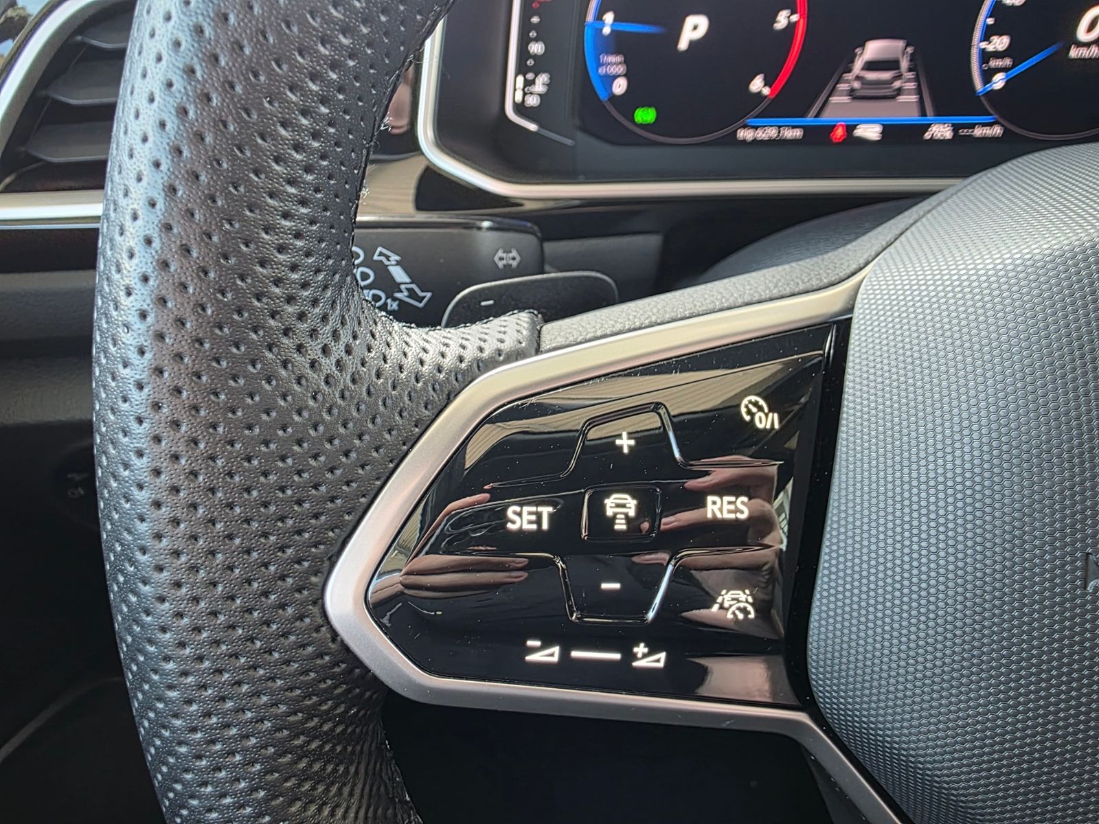 Volkswagen T-Roc 2.0 TDI DSG R-Line - Samsaru's Car Outlet