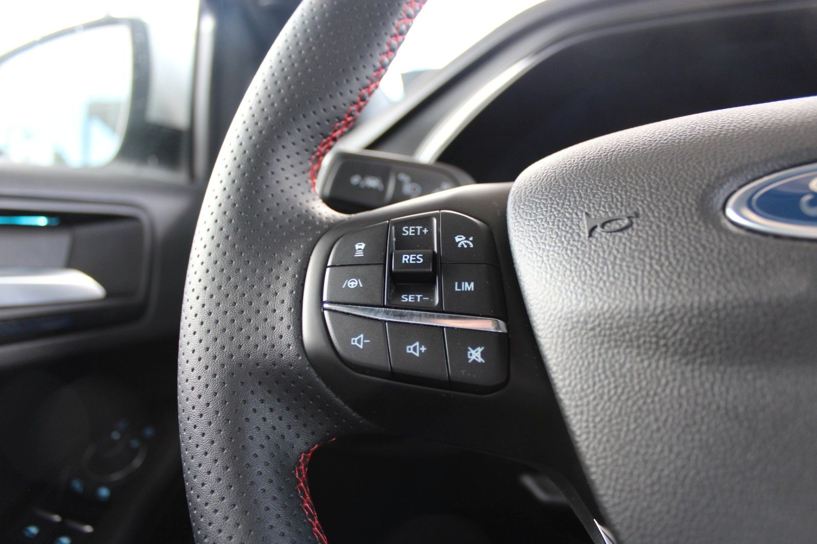 Ford Focus ST-Line X 1,0EcoBoost*Automatik*Pano*ACC*