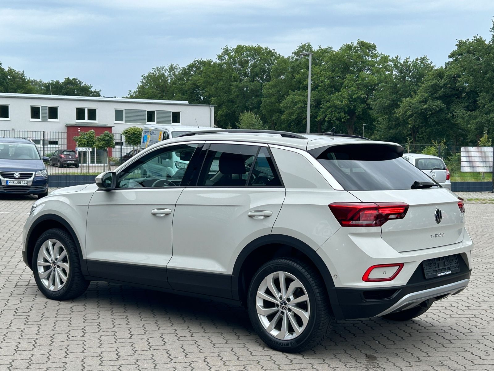 Volkswagen T-Roc 1.0 TSI Life - Samsaru's Car Outlet