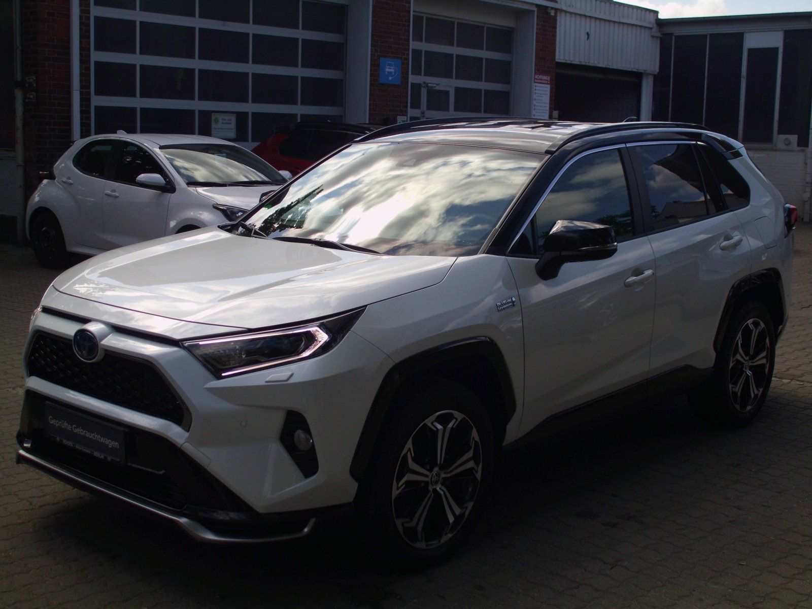 Toyota RAV 4 Plug-in Hybrid 4x4 - Samsaru's Car Outlet