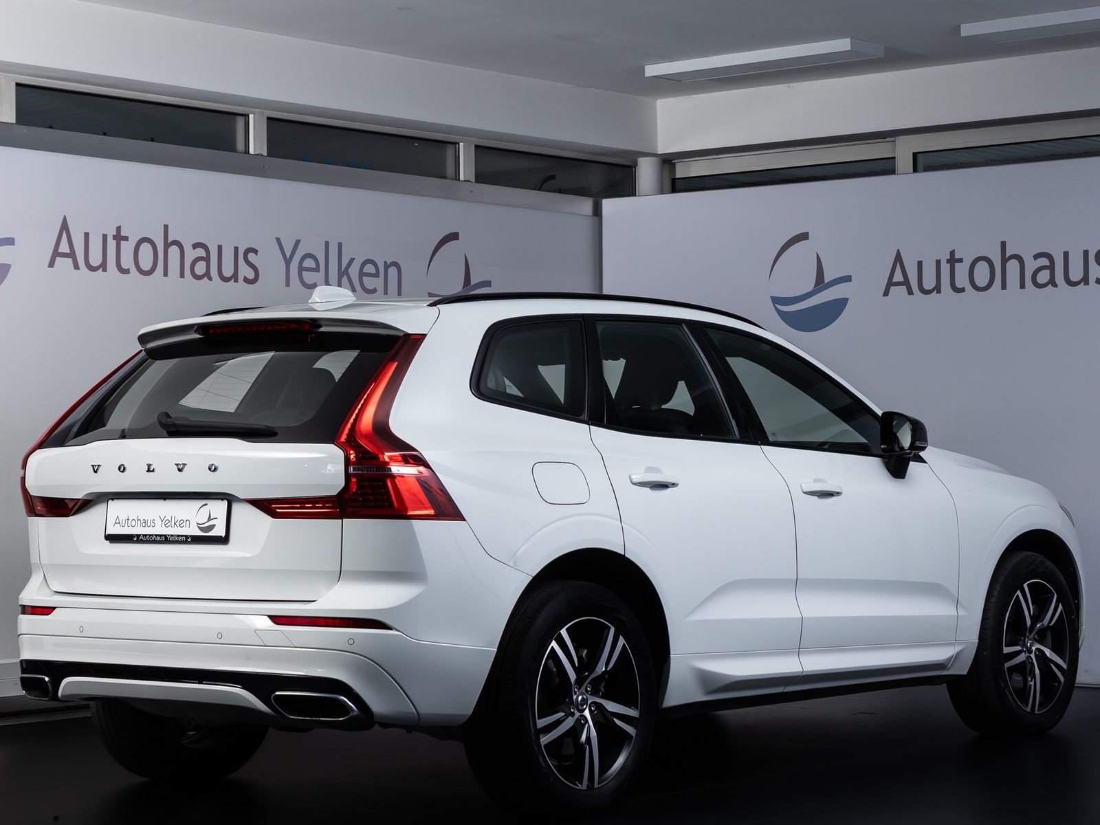 Volvo XC60 R Design Recharge *LED*STDHZ*AHK*360°