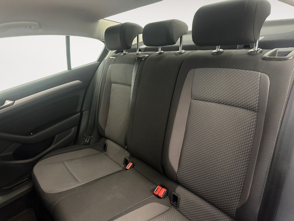 Volkswagen Passat AUTOMATIK - Samsaru's Car Outlet