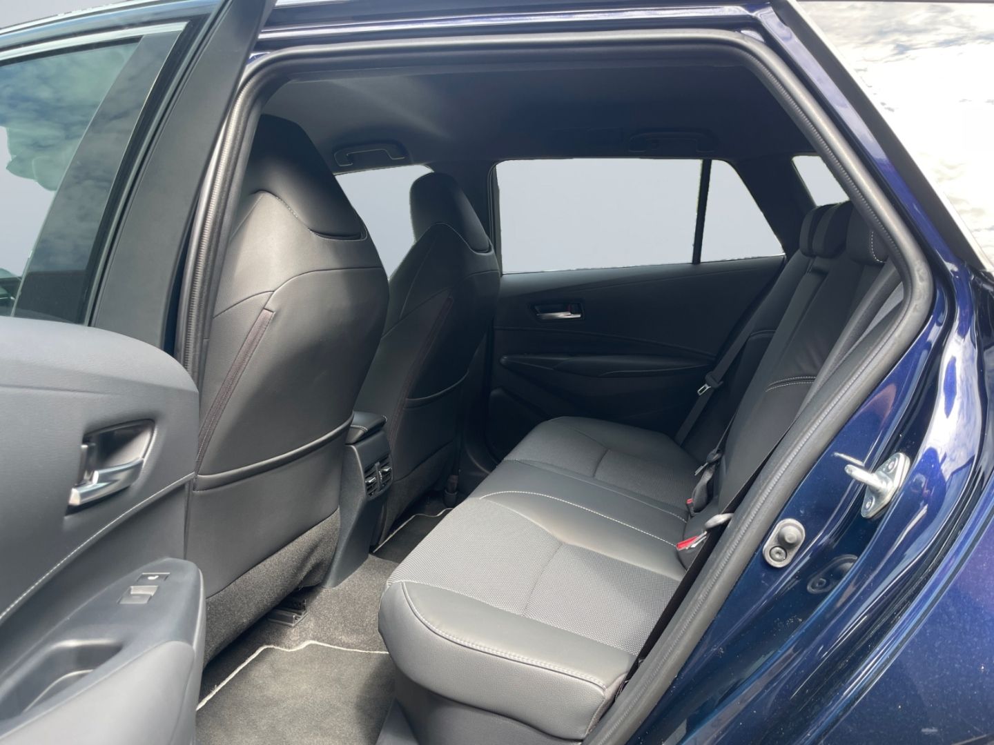 Toyota Corolla 2.0 Hybrid TS Lounge - Samsaru's Car Outlet