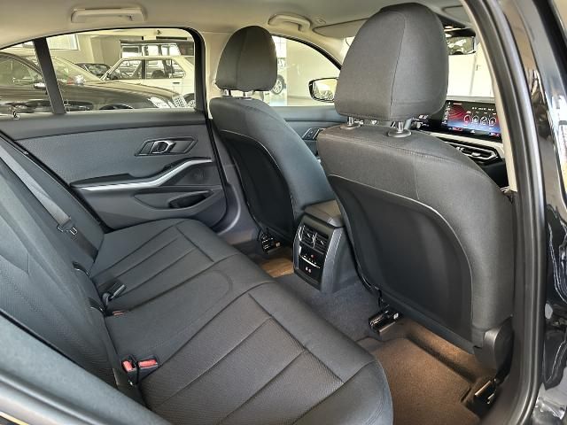 BMW 320 i Limousine - Samsaru's Car Outlet