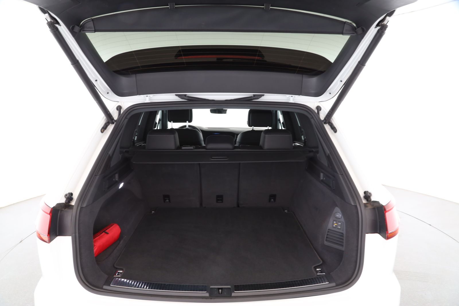 Volkswagen Touareg 3.0 TDI 4MOTION R-Line Black - Samsaru's Car Outlet