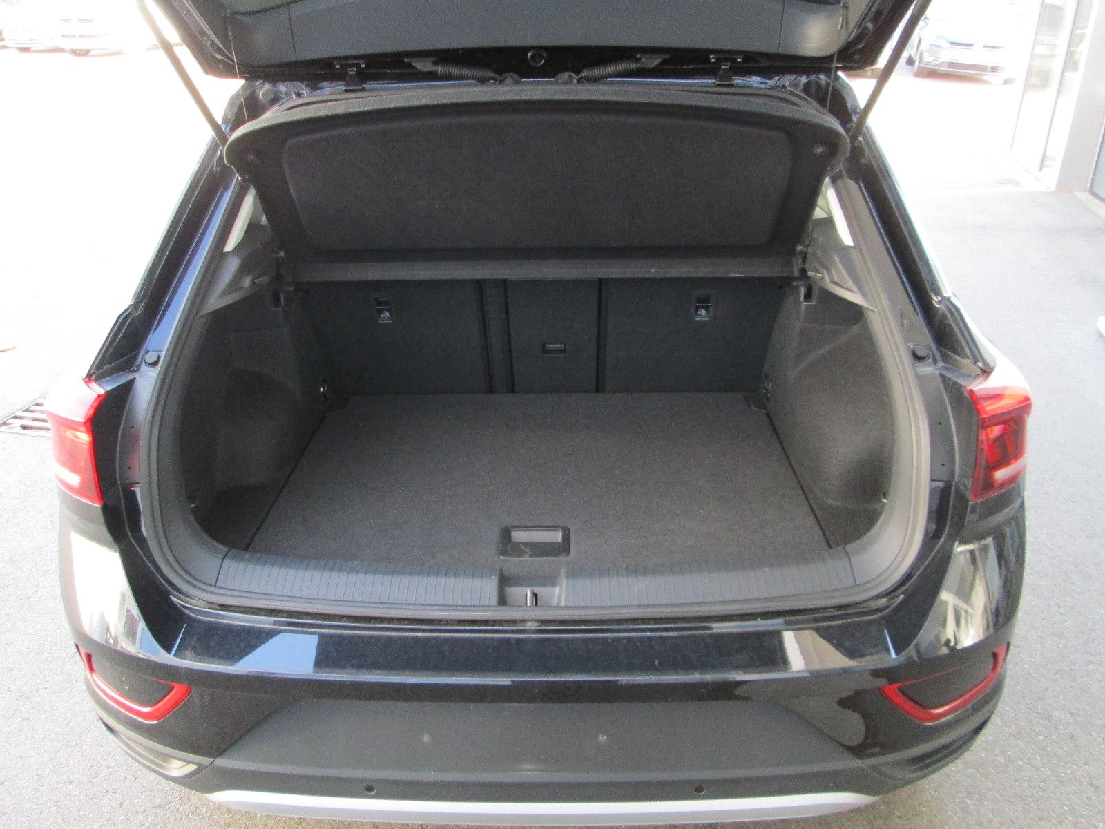 Volkswagen T-Roc Life - Samsaru's Car Outlet