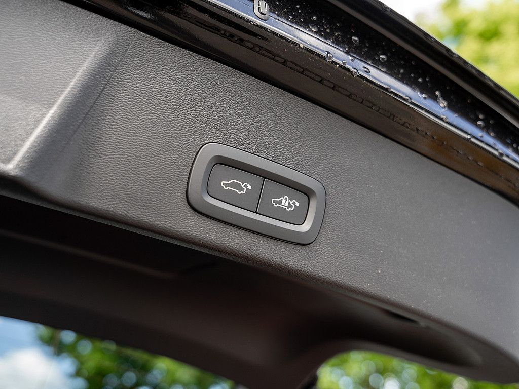 Volvo XC40 B3 Ultra Black Edition AHK PANO 360°