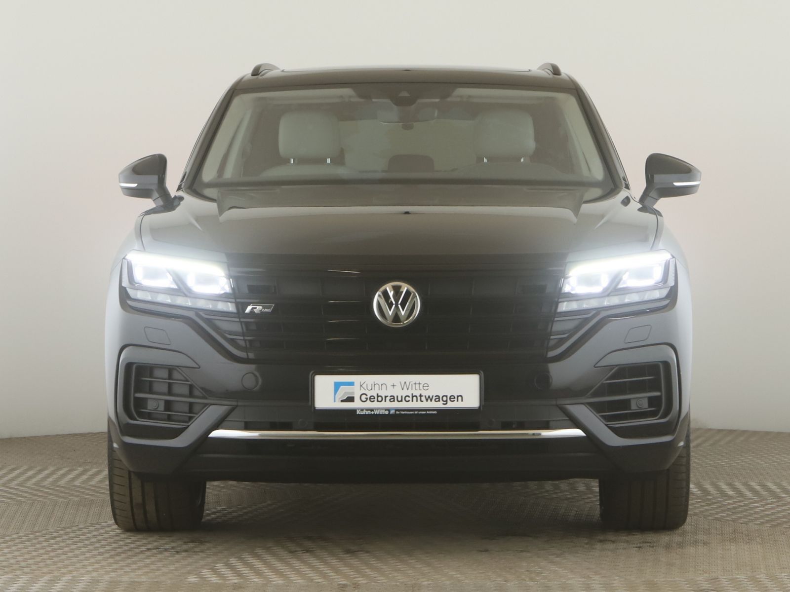 Volkswagen Touareg 3.0 TDI R-Line 4M - Samsaru's Car Outlet