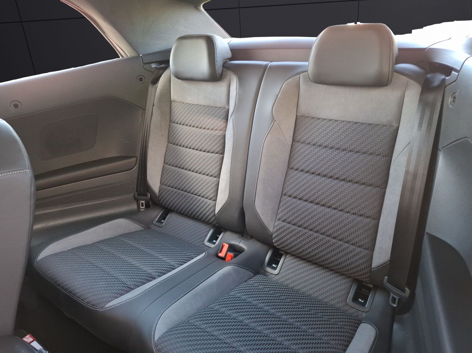 Volkswagen T-Roc TSI R-line DSG - Samsaru's Car Outlet