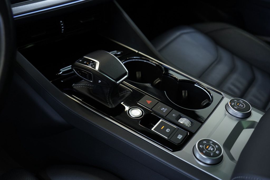 Volkswagen Touareg 4.0 TDI DSG 4M R line - Samsaru's Car Outlet