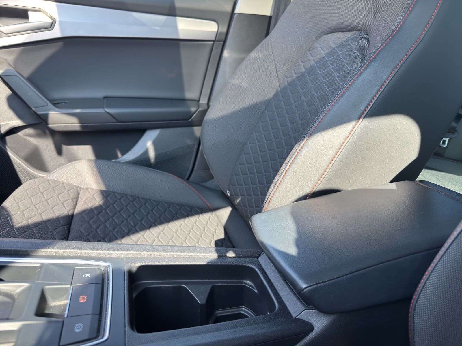 Seat Leon 2.0 TDI FR AHK Pano LED LM 18" Navi PDC vo+