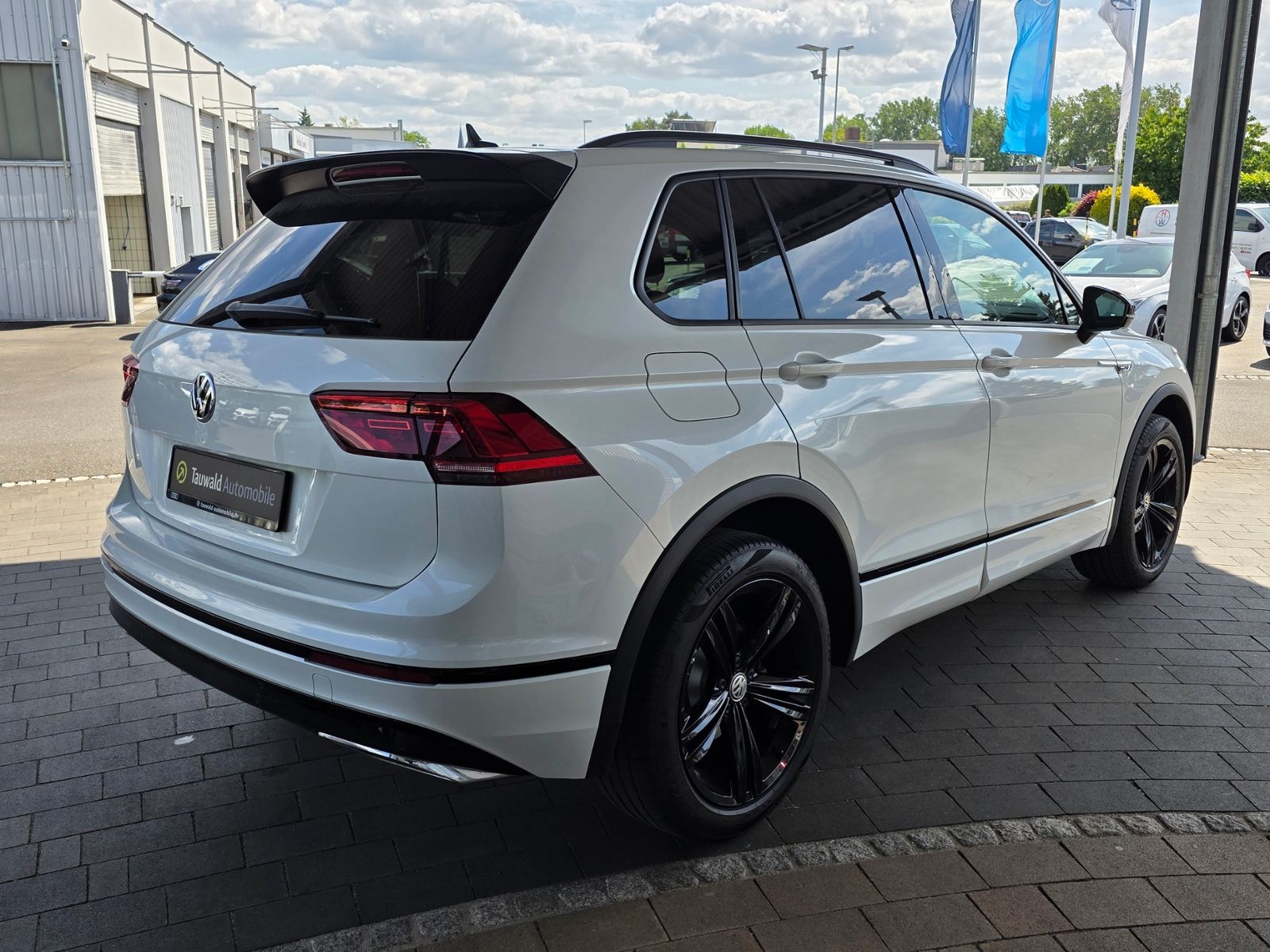 Volkswagen Tiguan 2.0 TSI DSG 4M R-Line - Samsaru's Car Outlet