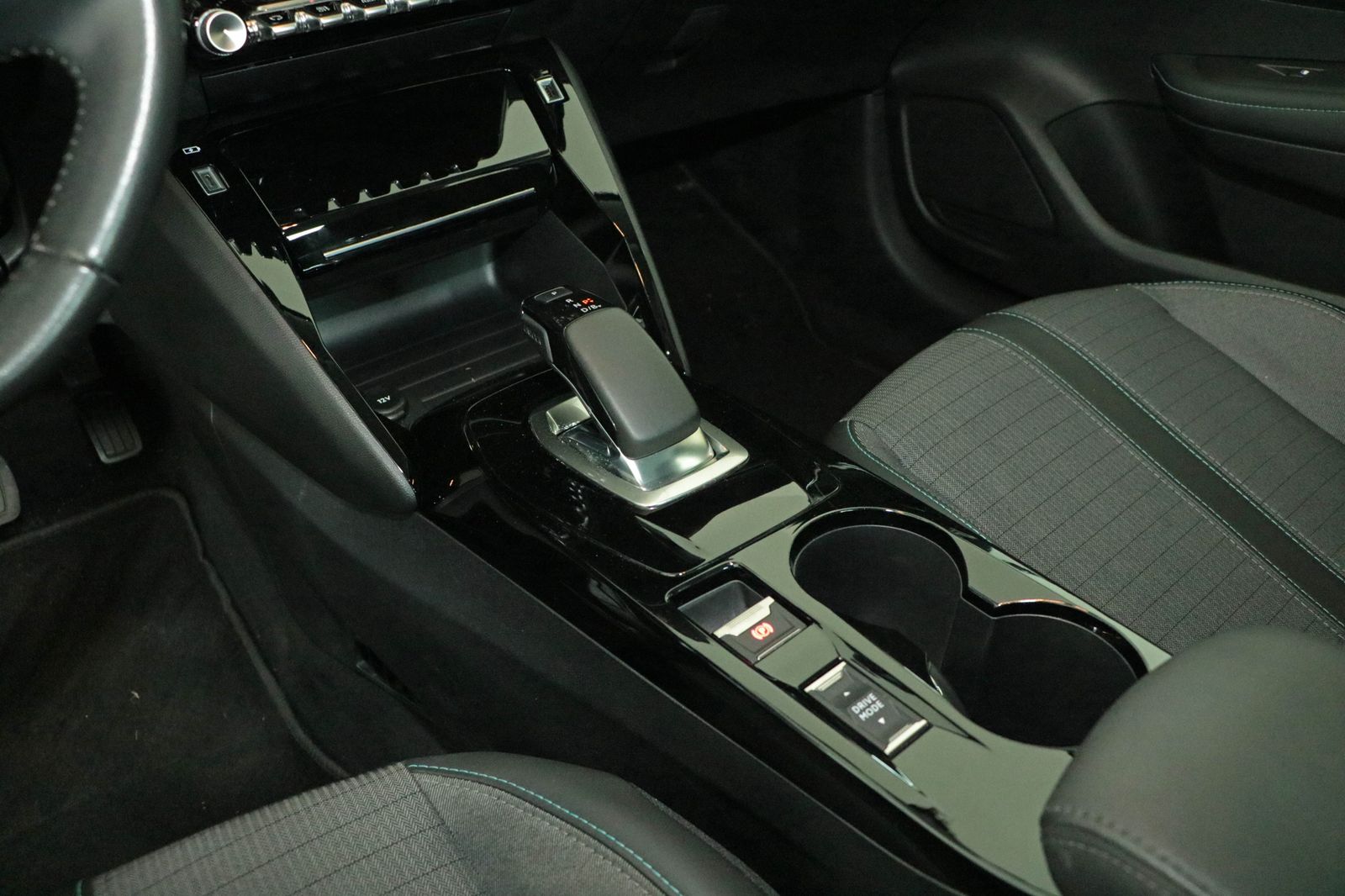 Peugeot E-208 e-Allure - Samsaru's Car Outlet