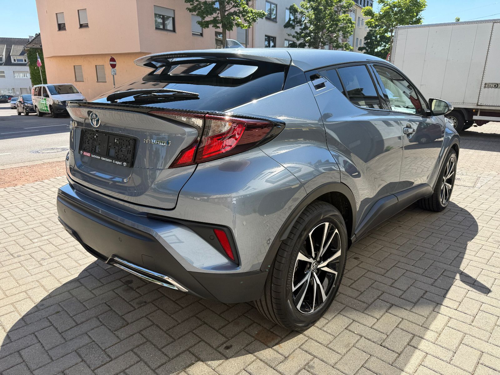 Toyota C-HR Hybrid 2.0 Team - Samsaru's Car Outlet