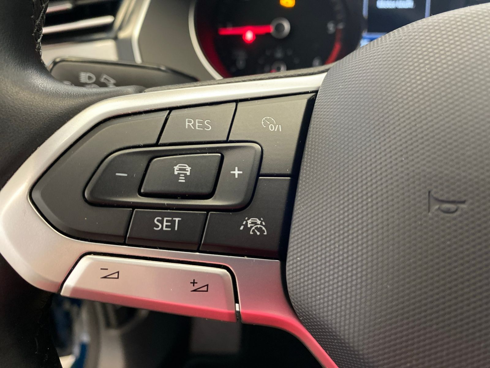 Volkswagen Passat Variant 2.0 TDI Business - Samsaru's Car Outlet