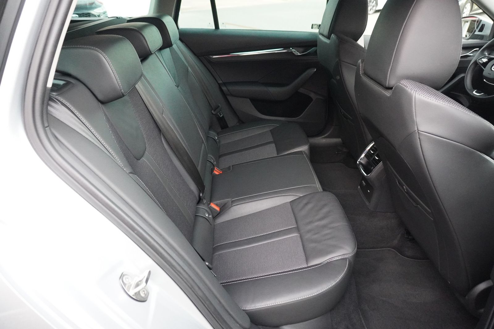 Skoda Octavia Combi 2.0 TDI Style - Samsaru's Car Outlet
