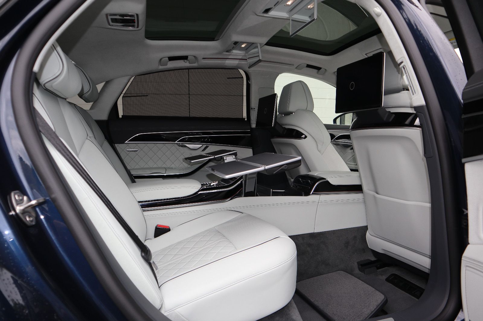 Audi A8L 60 TFSI e lang exclusive - Samsaru's Car Outlet