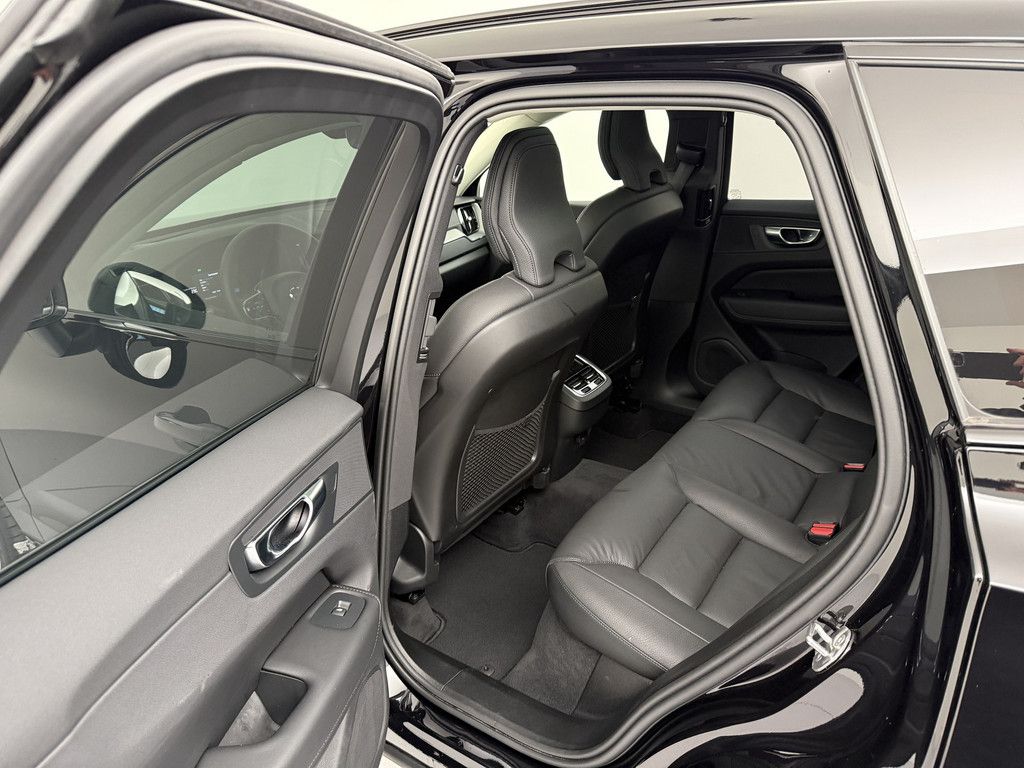 Volvo XC60 B5 AWD Ultra Dark *AHK*21-Zoll*360°*Luft-Fa