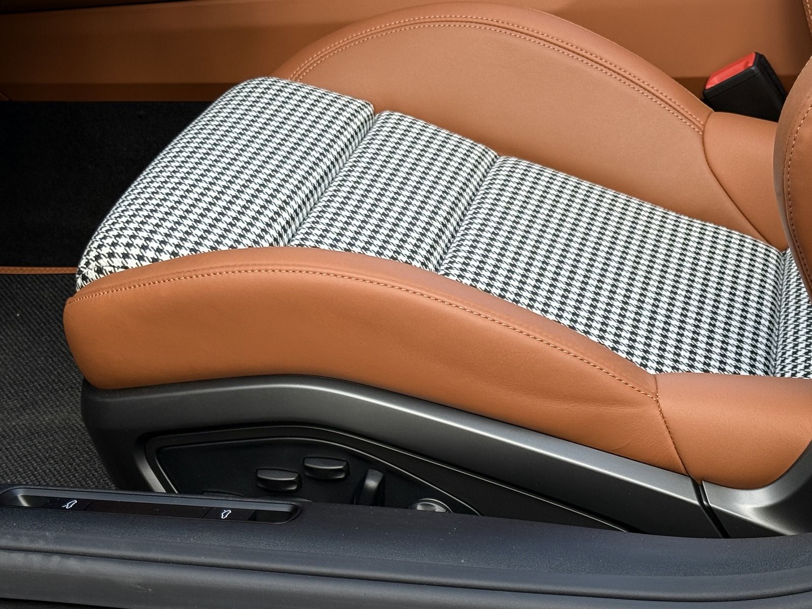 Porsche 992 911  Turbo S Cabriolet HERITAGE DESIGN*SPORT