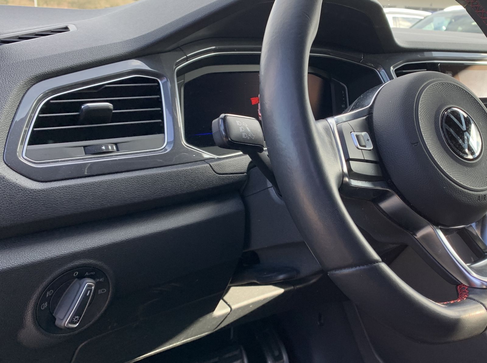 Volkswagen T-Roc 1.5 TSI Sport - Samsaru's Car Outlet
