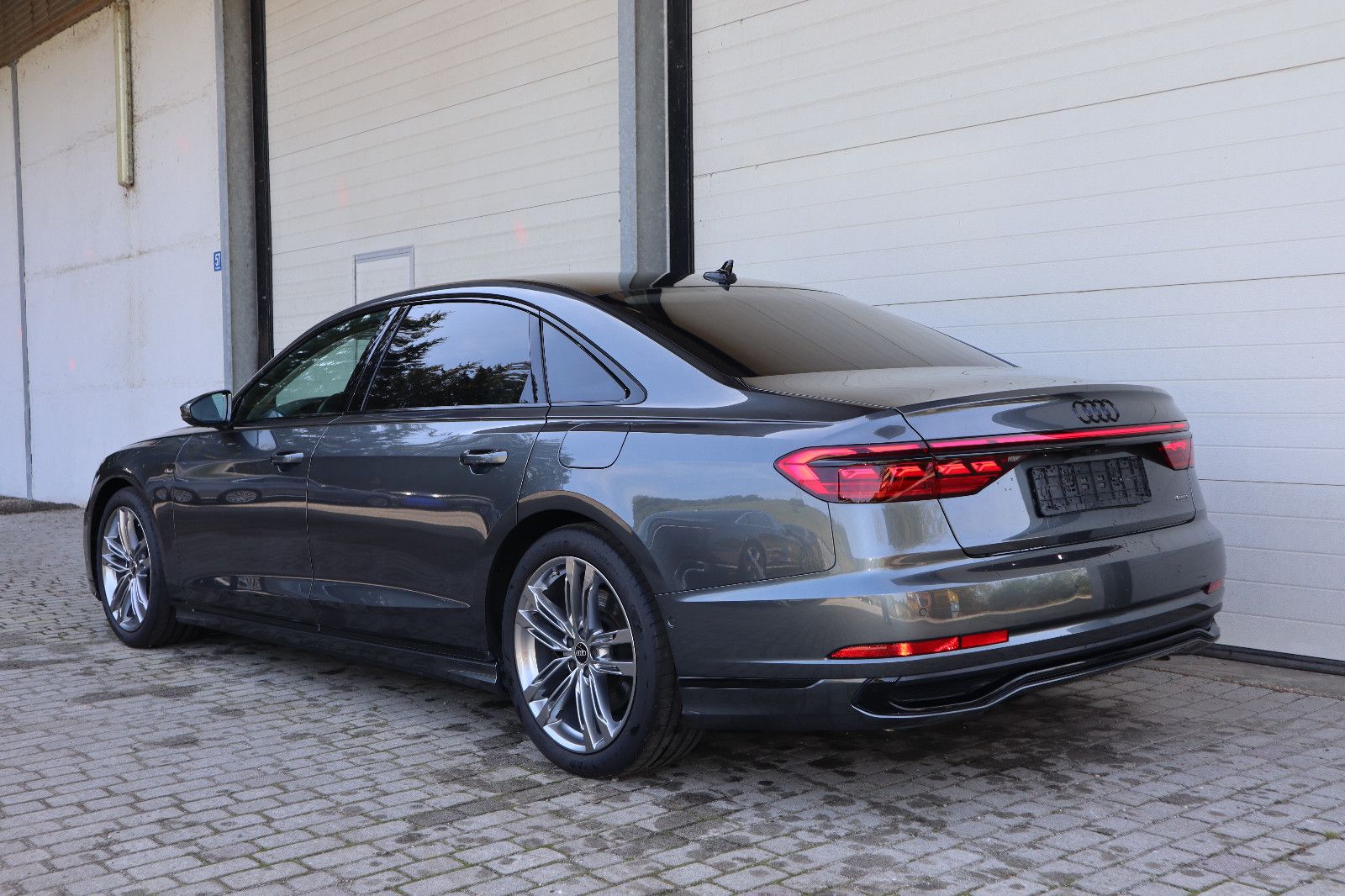 Audi A8L 60 TFSI e lang BLACK - Samsaru's Car Outlet