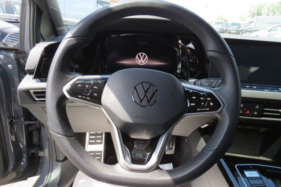 Volkswagen Golf VIII 2.0 TDI R-Line - Samsaru's Car Outlet