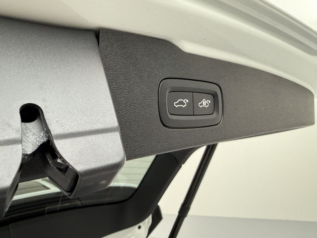 Volvo V60 T6 Ultra Dark Recharge Plug-In Hybrid AWD