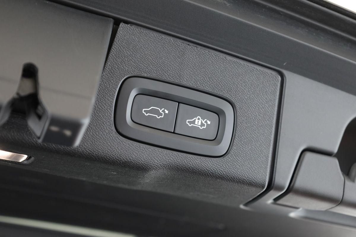 Volvo XC60 B4 AWD Plus Dark LED Pano ACC Kam 21" AHK