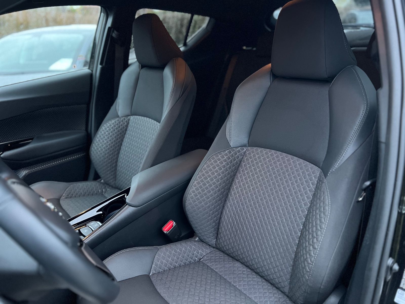 Toyota C-HR 2.0 Hybrid - Samsaru's Car Outlet