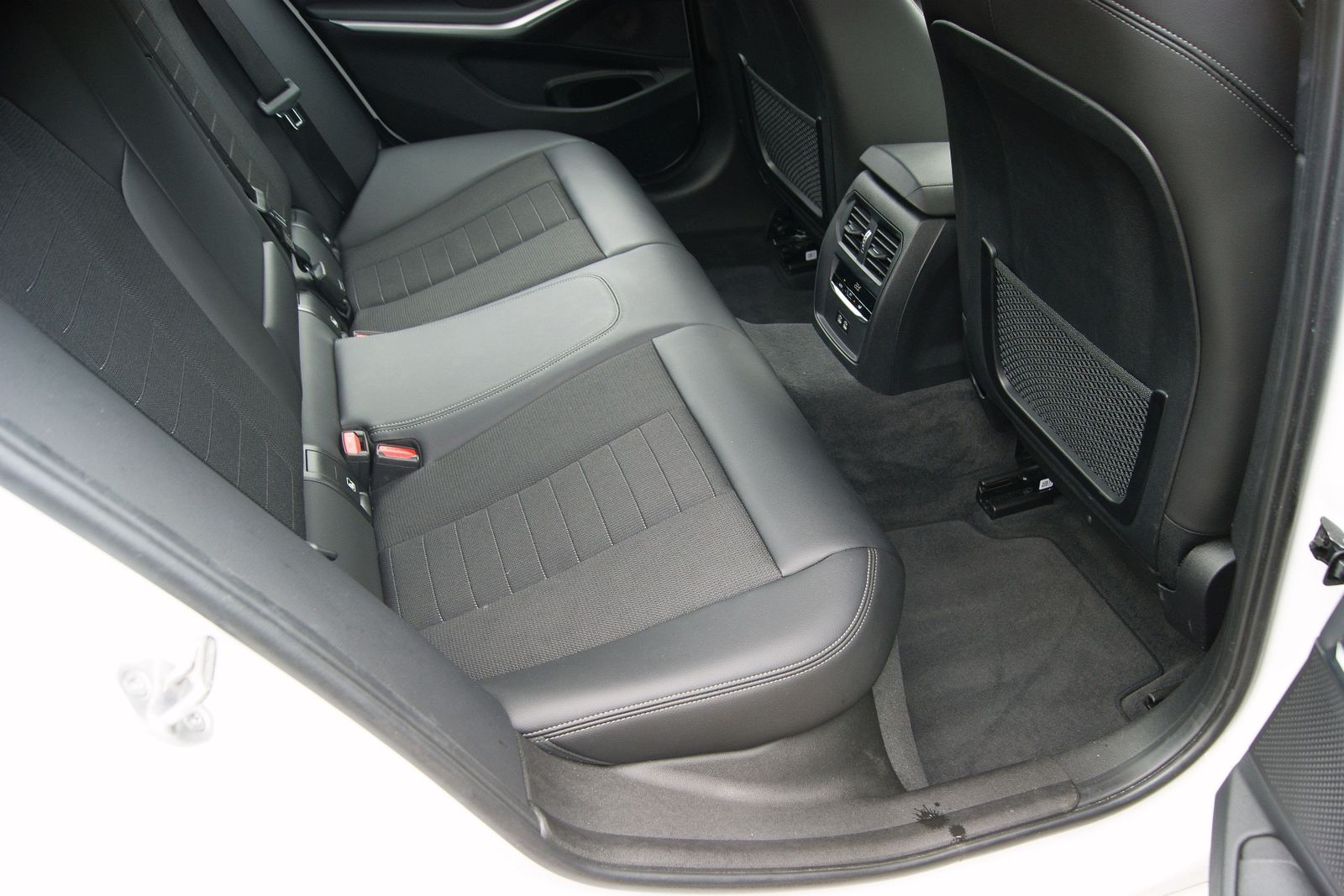 BMW 320d LIM SPORT-LINE - Samsaru's Car Outlet