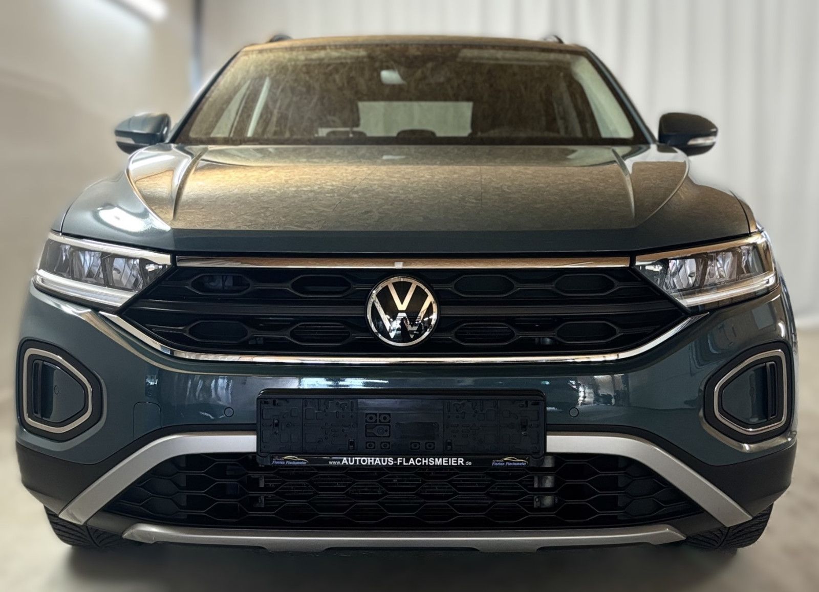 Volkswagen T-Roc Life - Samsaru's Car Outlet